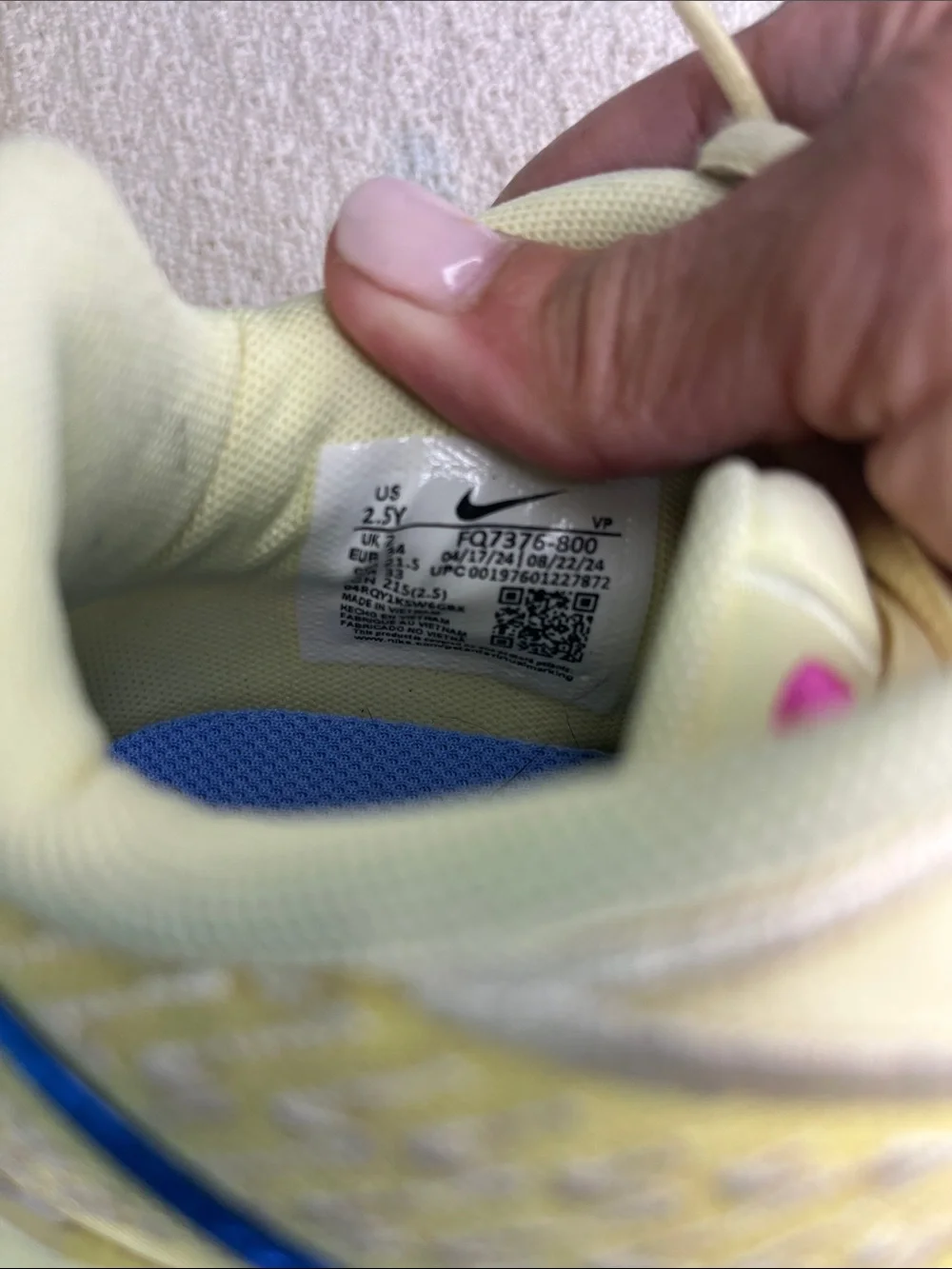 Nike Sabrina 2 Anyone 2.5 youth, yellow sneakers metallic blue & hot pink swish